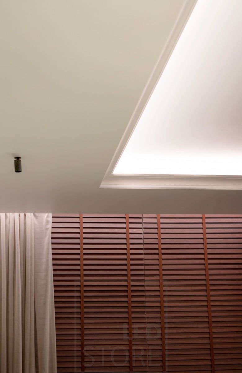 Beautiful, hotel-style indirect lighting with LED strip mounted both between the ceiling and the wall and on the downlight sash. This way the space has mood lighting directed in two directions. The curtain track is beautifully concealed in the same groove as the LED strip.